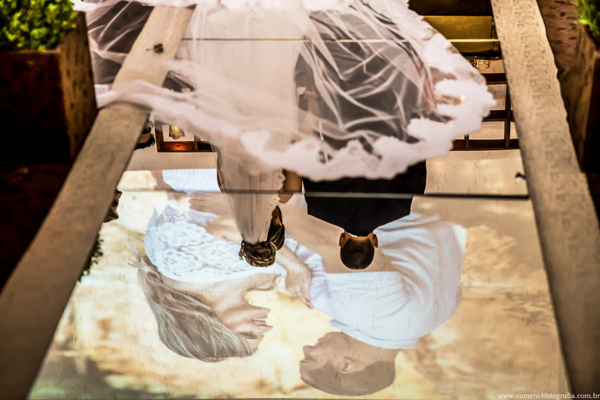 noivos no altar do casamento