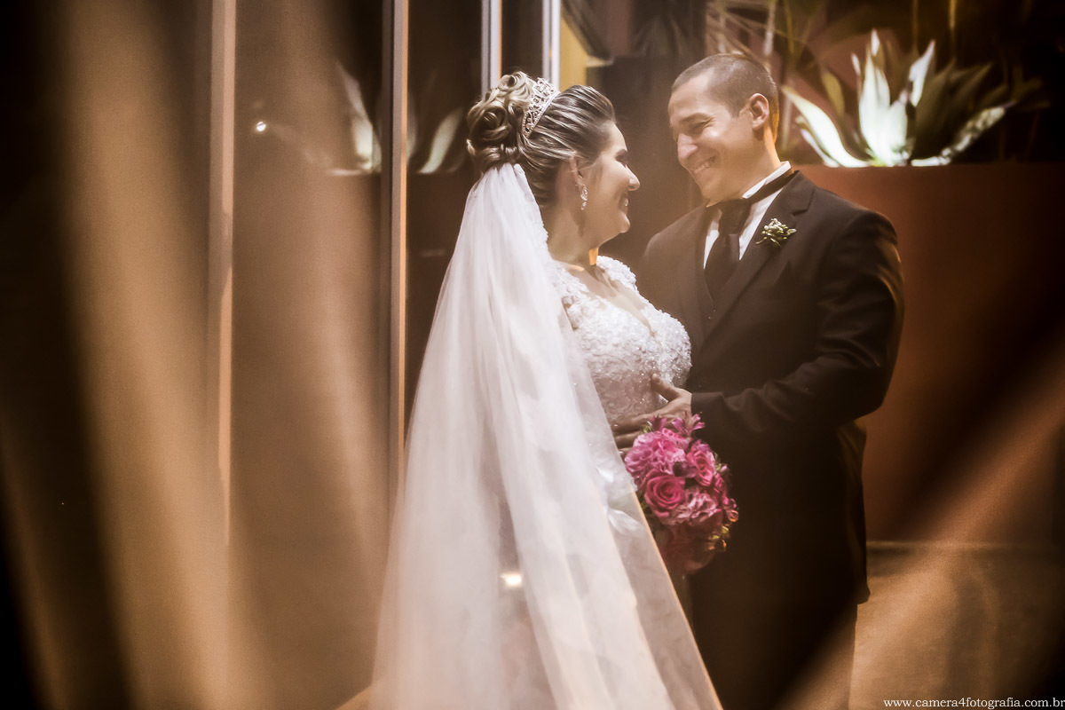 noivos posando para fotos depois da cerimônia