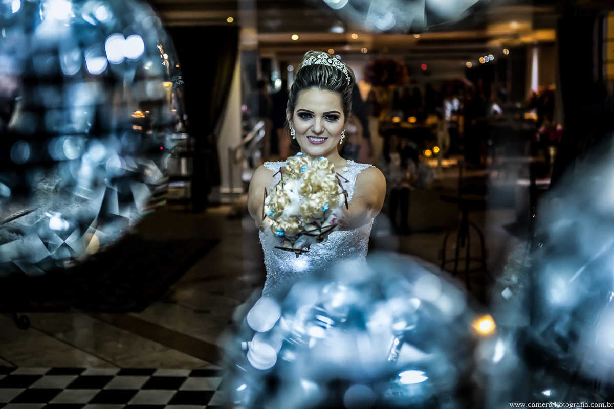 noiva jogando o buquê