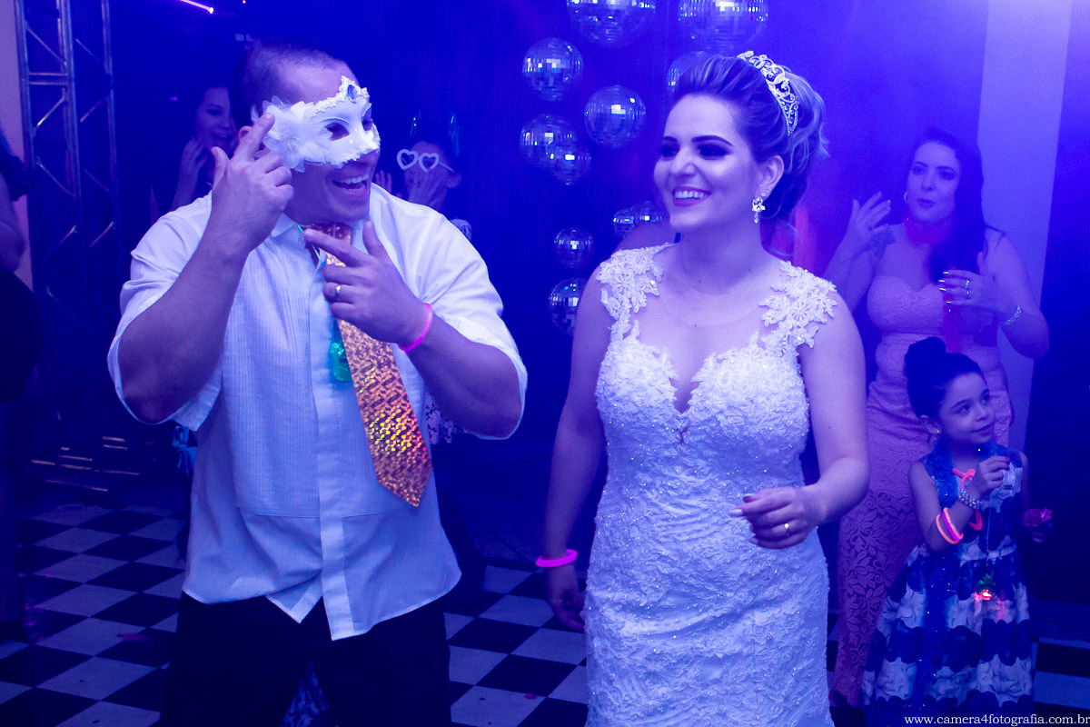 noivos dançando na festa de casamento