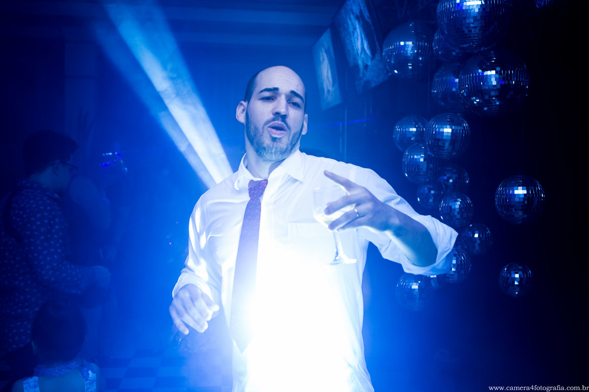 convidado dançando no casamento