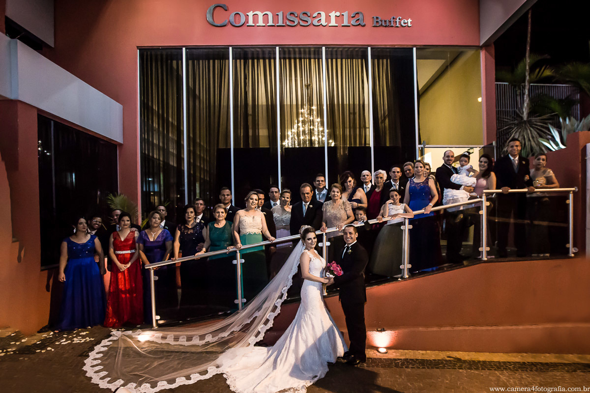 noivos com os padrinhos depois da cerimônia