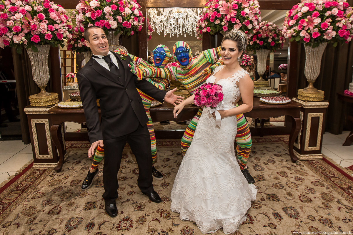 noivos com os animadores de festas