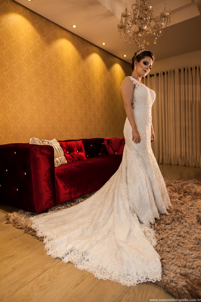 noiva pronta com o vestido no making of