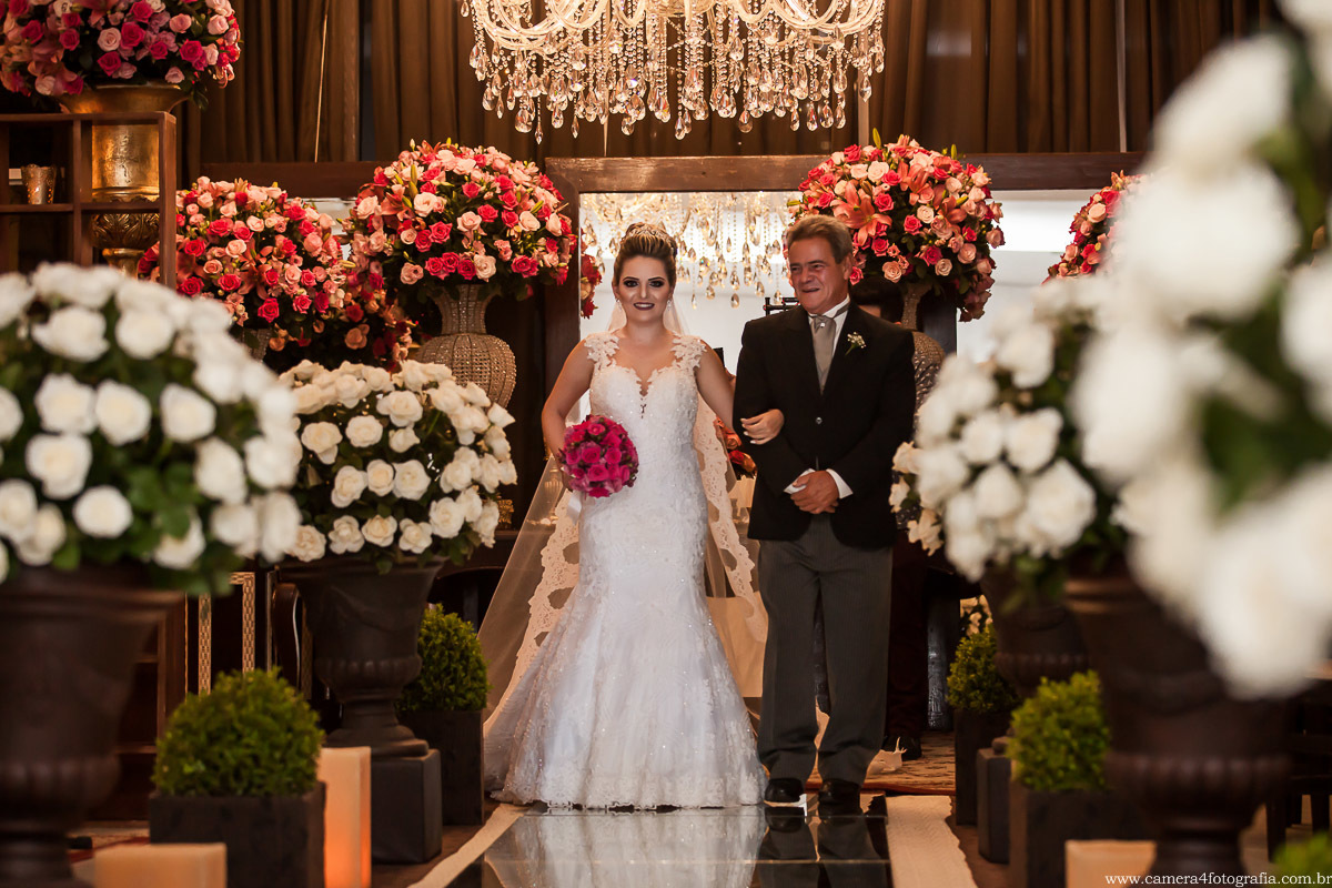 noiva entrando na igreja para o casamento