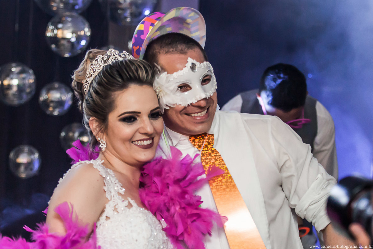 noivos com máscara na festa do casamento
