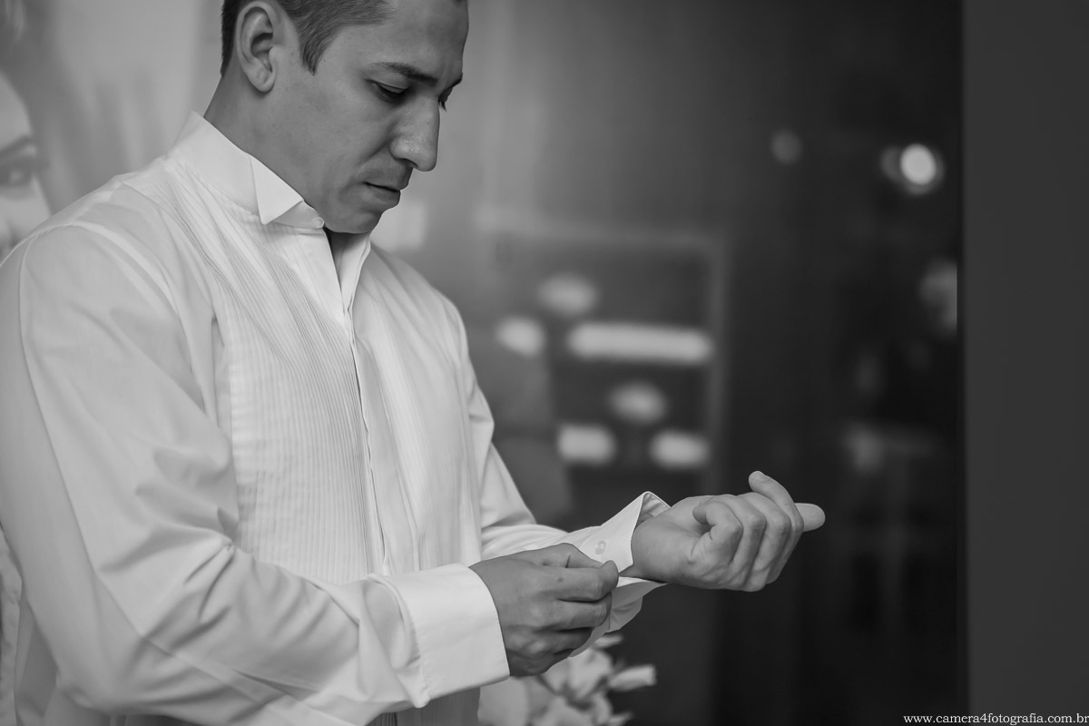 Noivo abotoando a camisa durante o making of