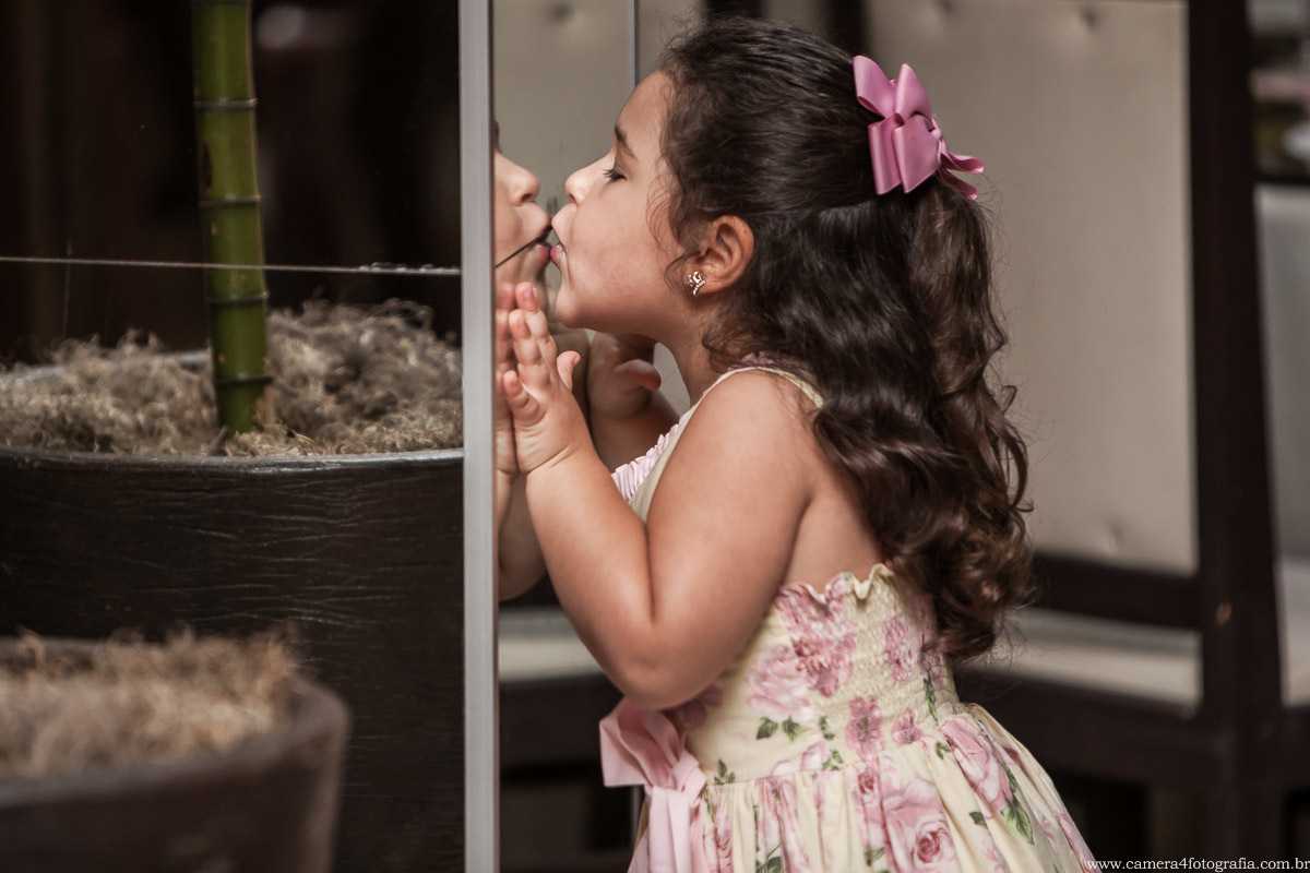 menina se vendo no espelho