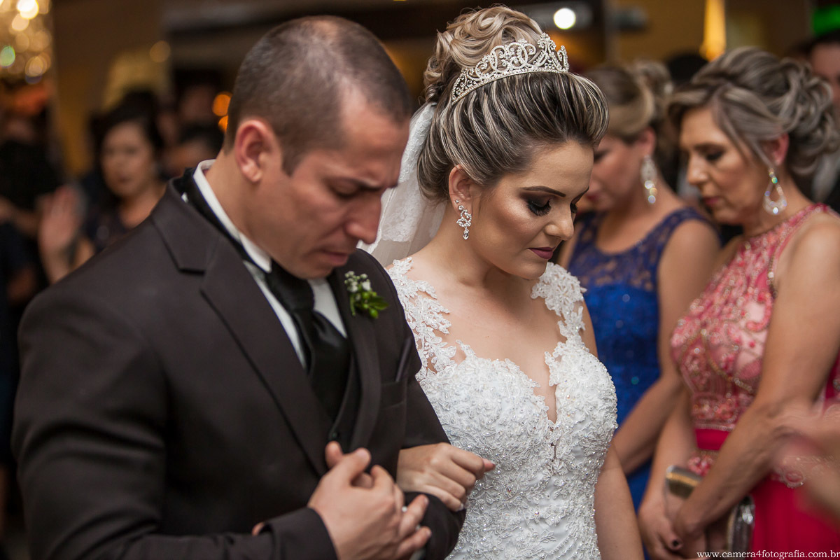noivos recebendo a bênção do pastor