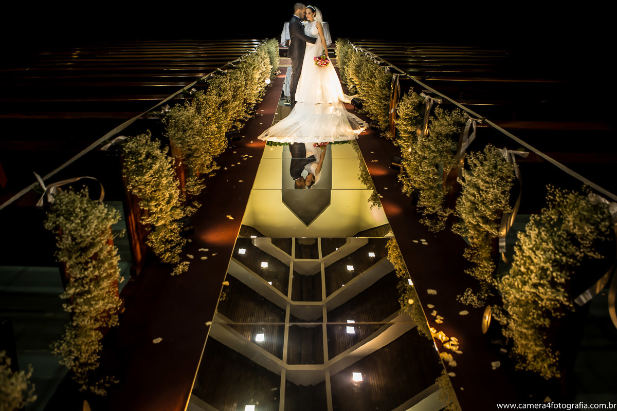 noivos posando para fotos dentro da igreja