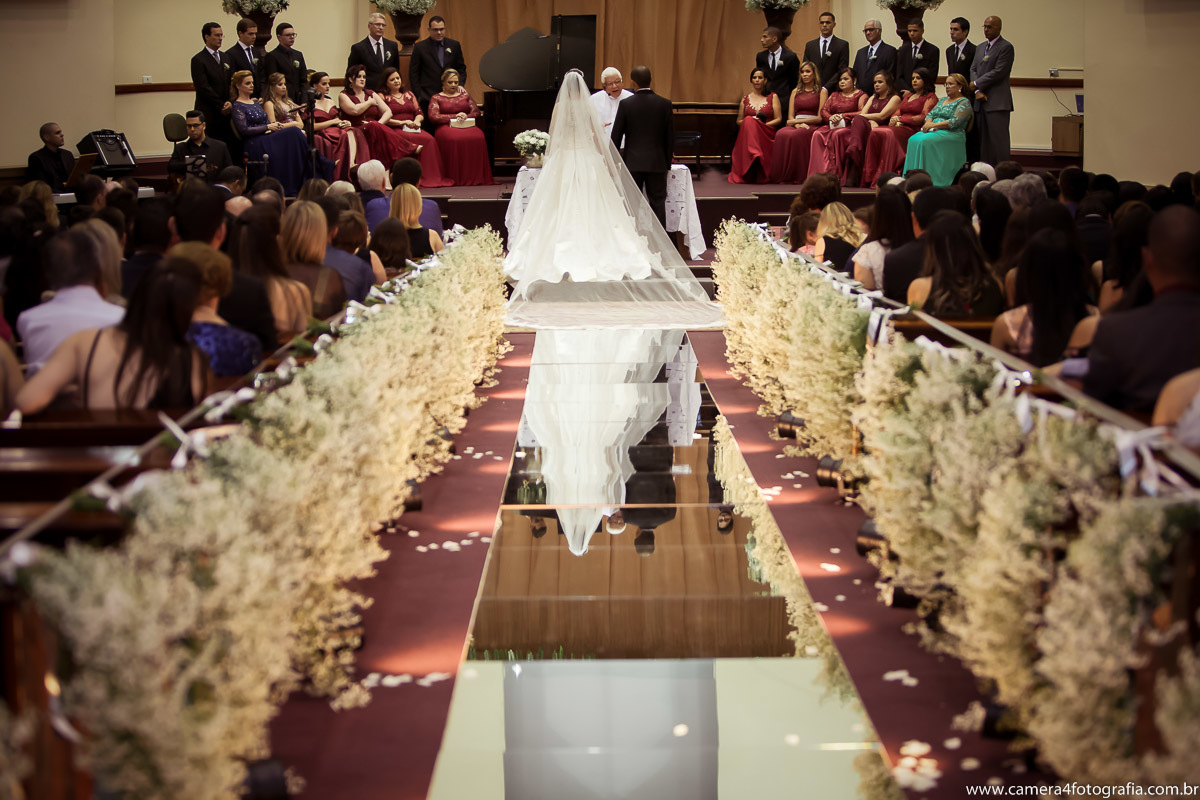 noivos no altar durante o casamento