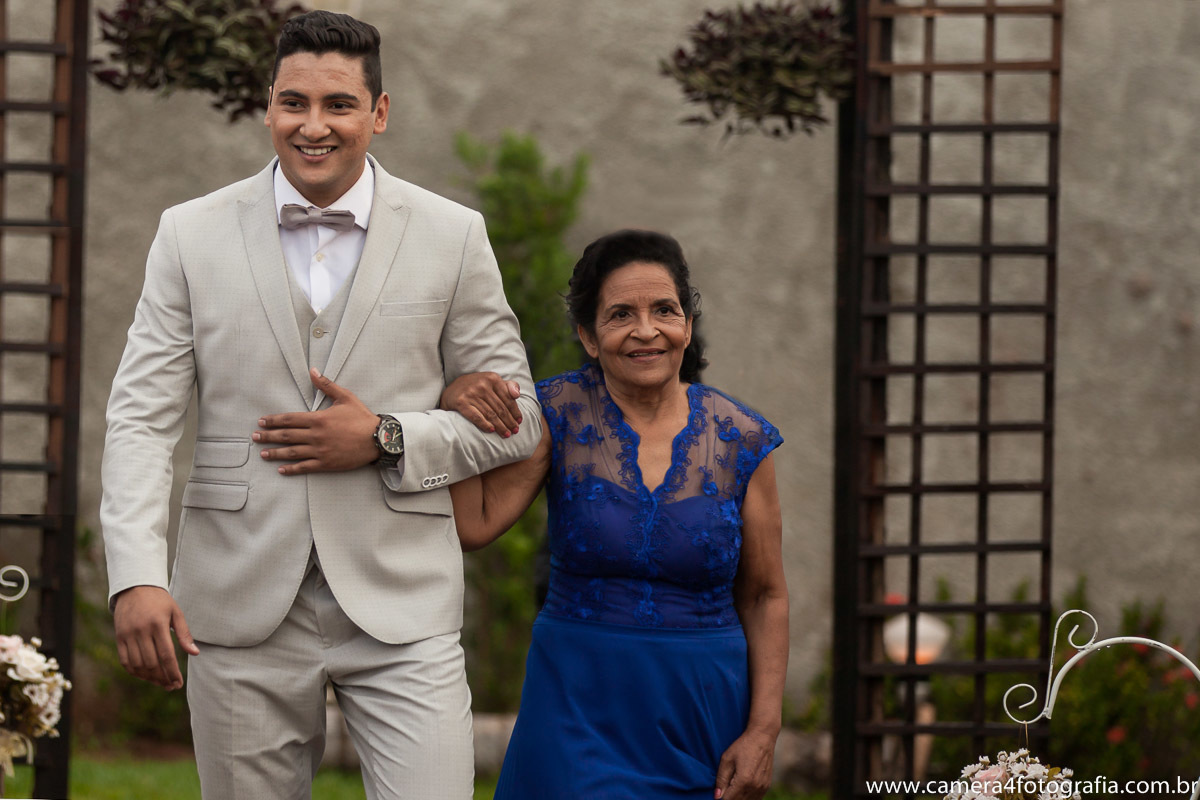 noivo entrando com a mãe na cerimônia do casamento