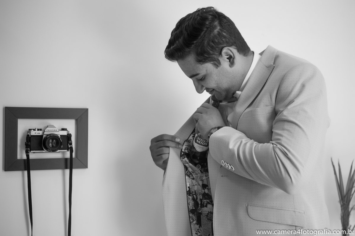 noivo com o terno no making of