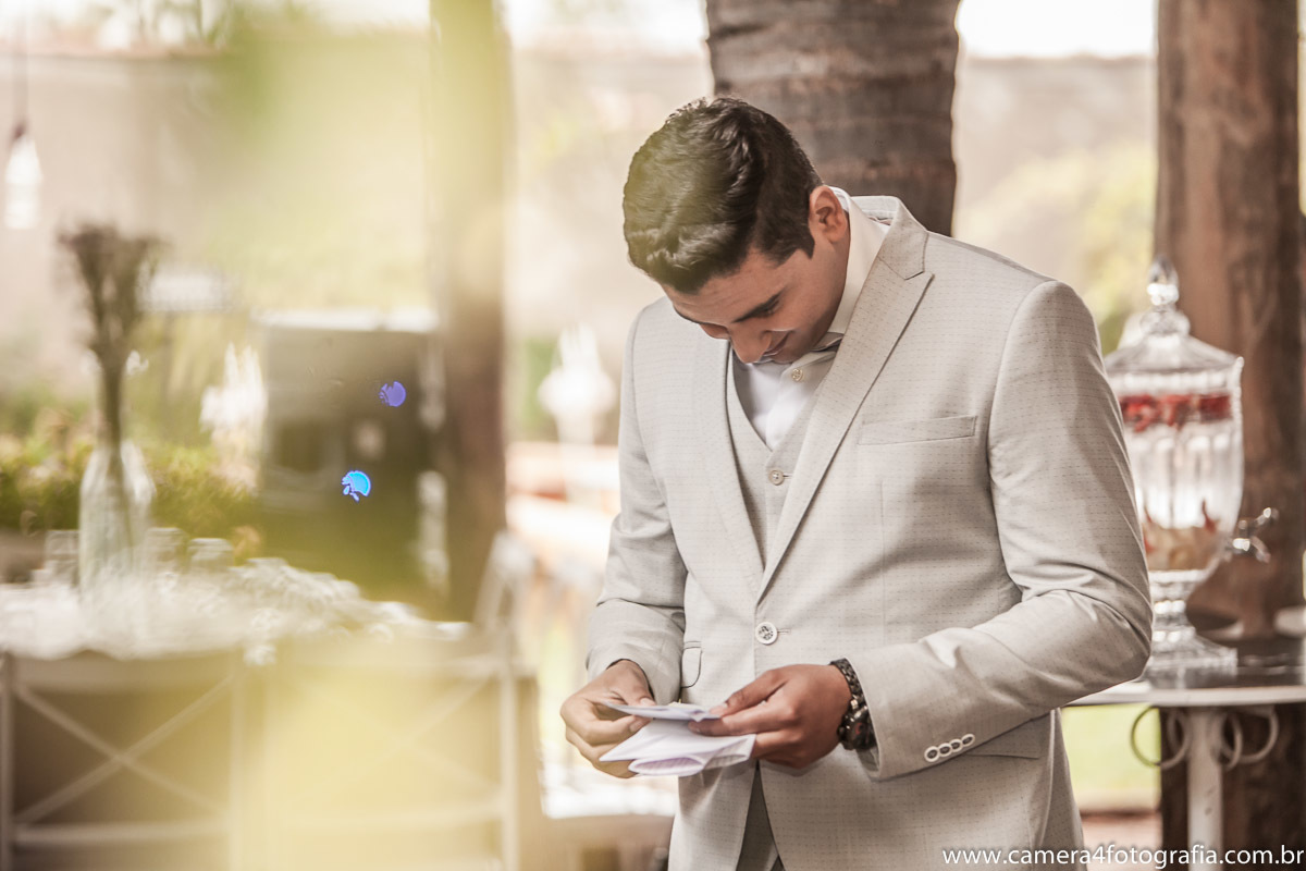 noivo lendo carta da noiva