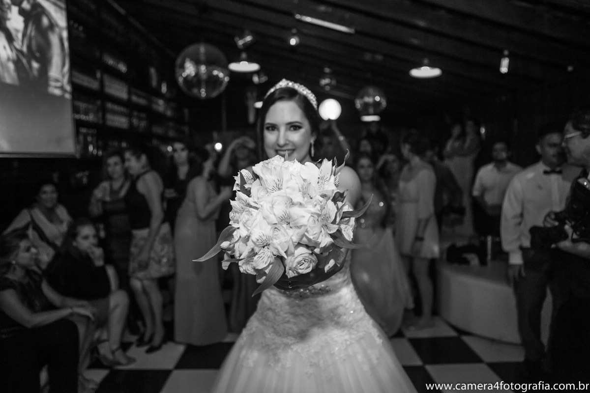 noiva jogando o buquê na festa do casamento