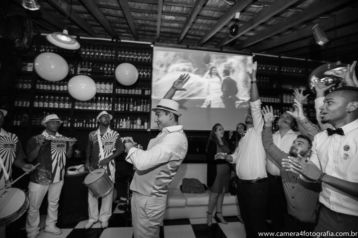 noivo jogando o Whisky para os convidados