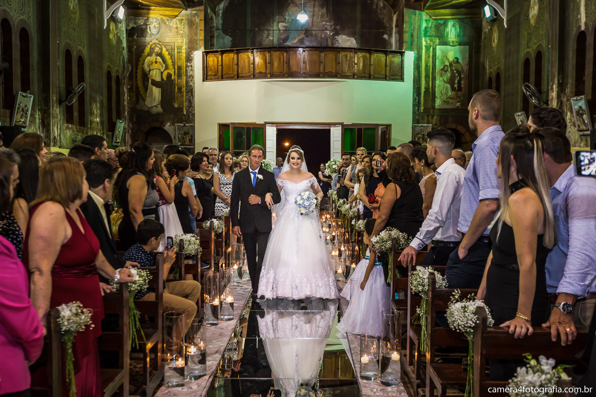 entrada da noiva na igreja com seu pai