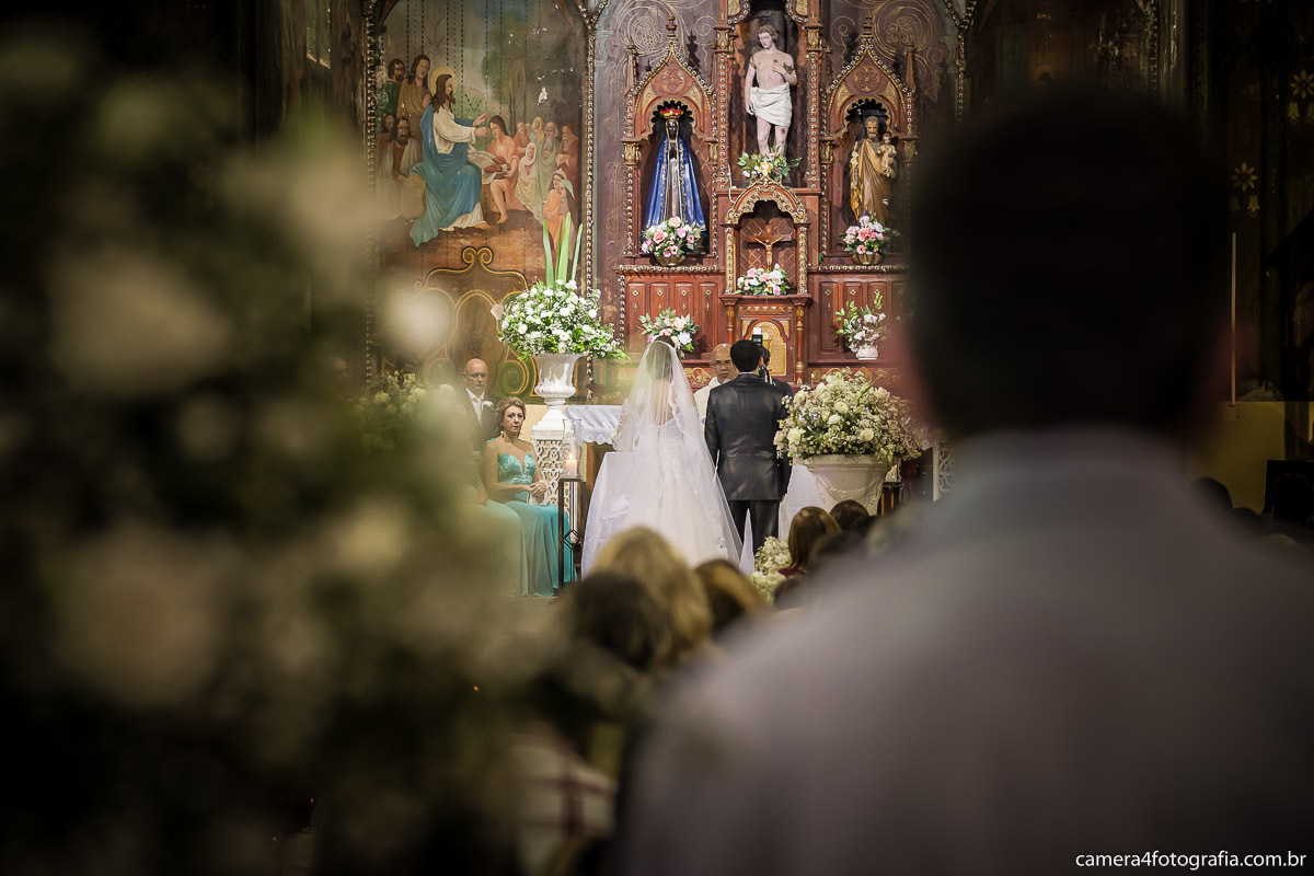 noivos no altar da igreja no casamento