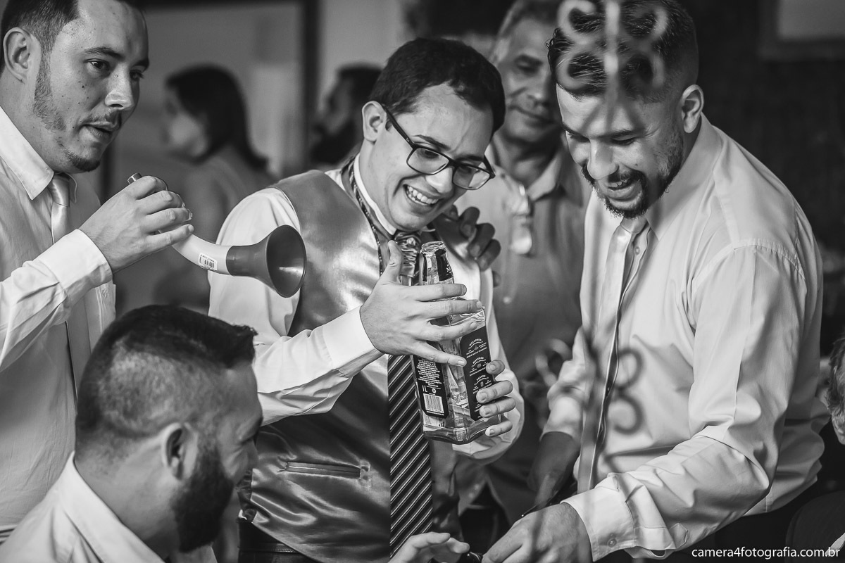 noivo passando a gravata de casamento