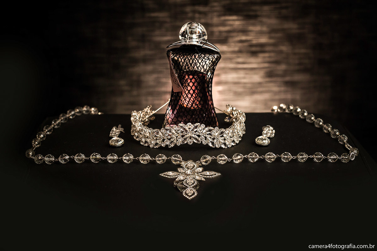 foto do perfume, brincos e gargantilha da noiva no making of