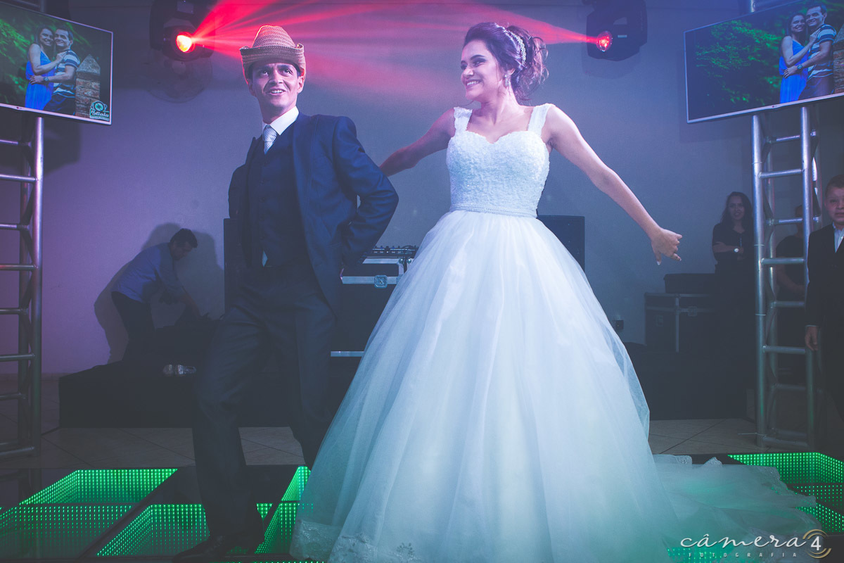 noivos dançando na pista de dança no casamento