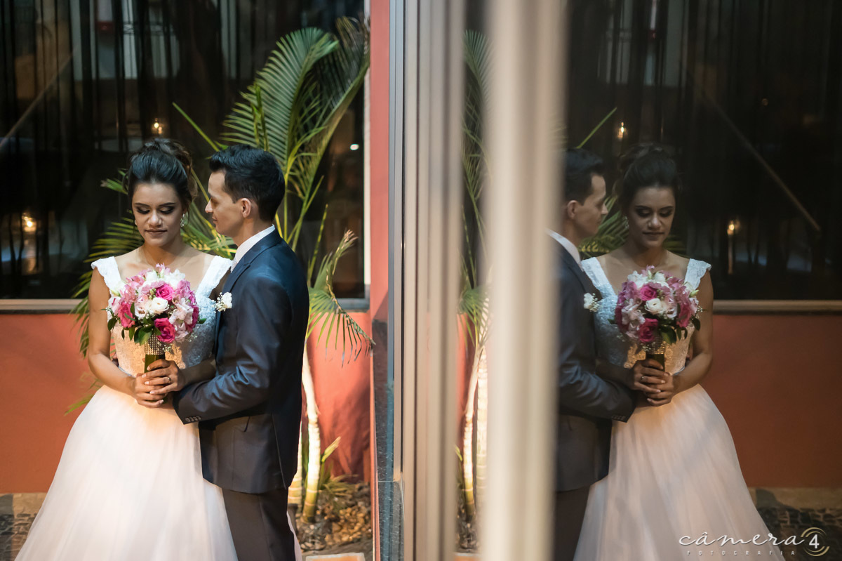 noivos antes de entrar na festa de casamento