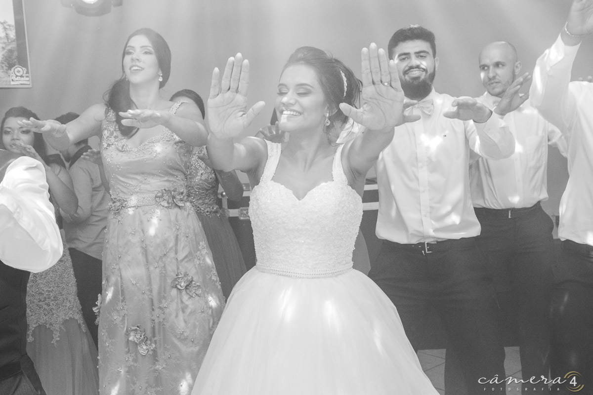 noiva dançando no casamento