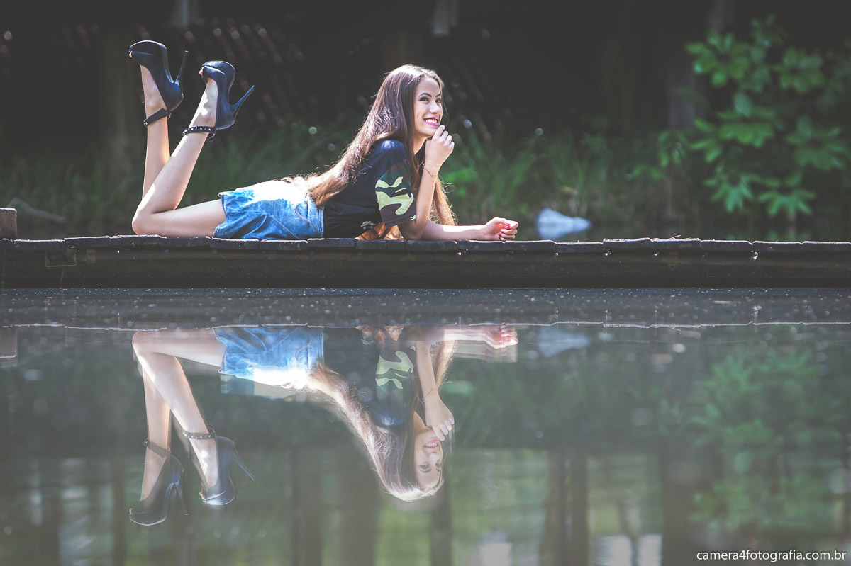 Laura deitada no pier no ensaio de 15 anos