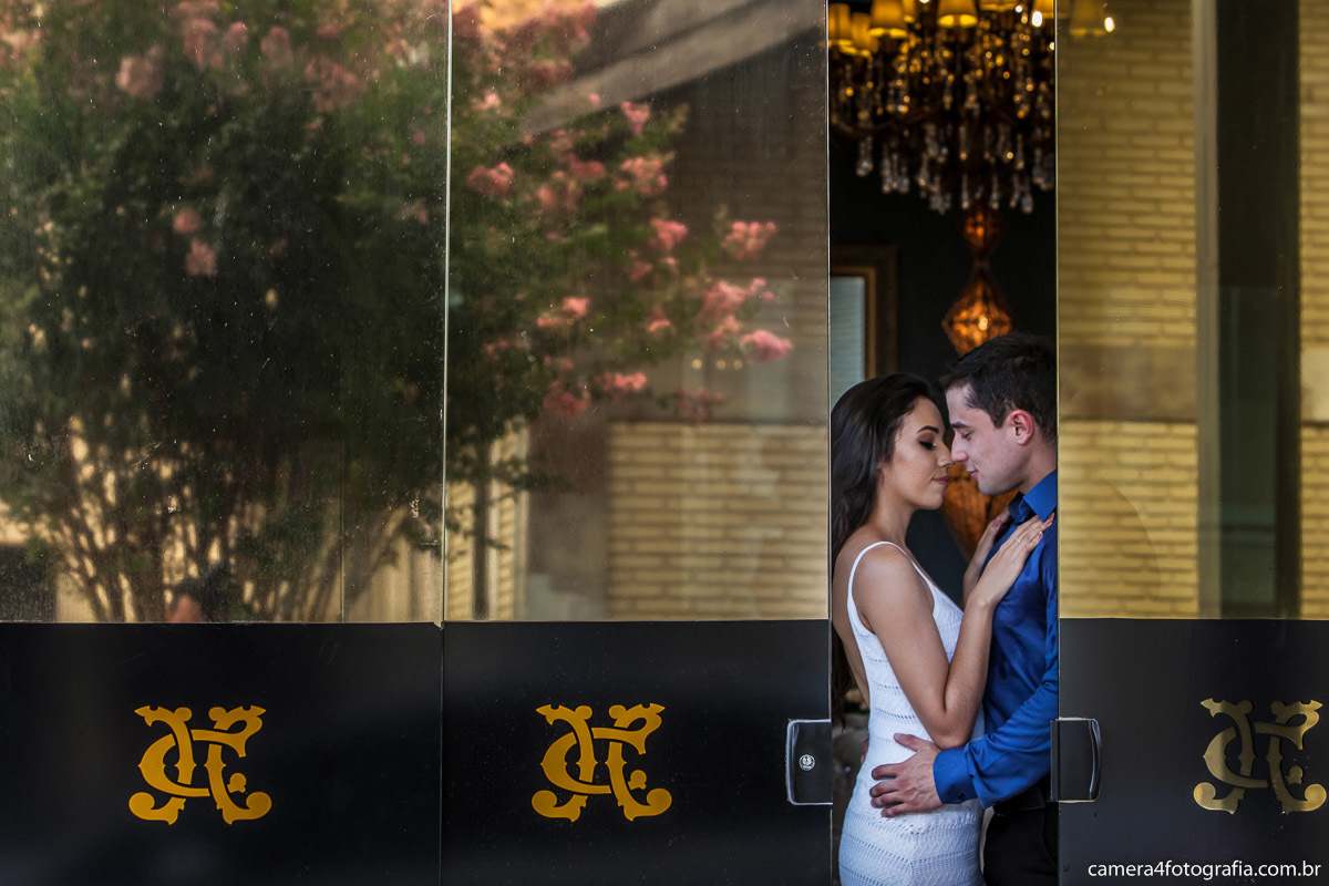 noivos na porta do salão de festa no ensaio pré casamento