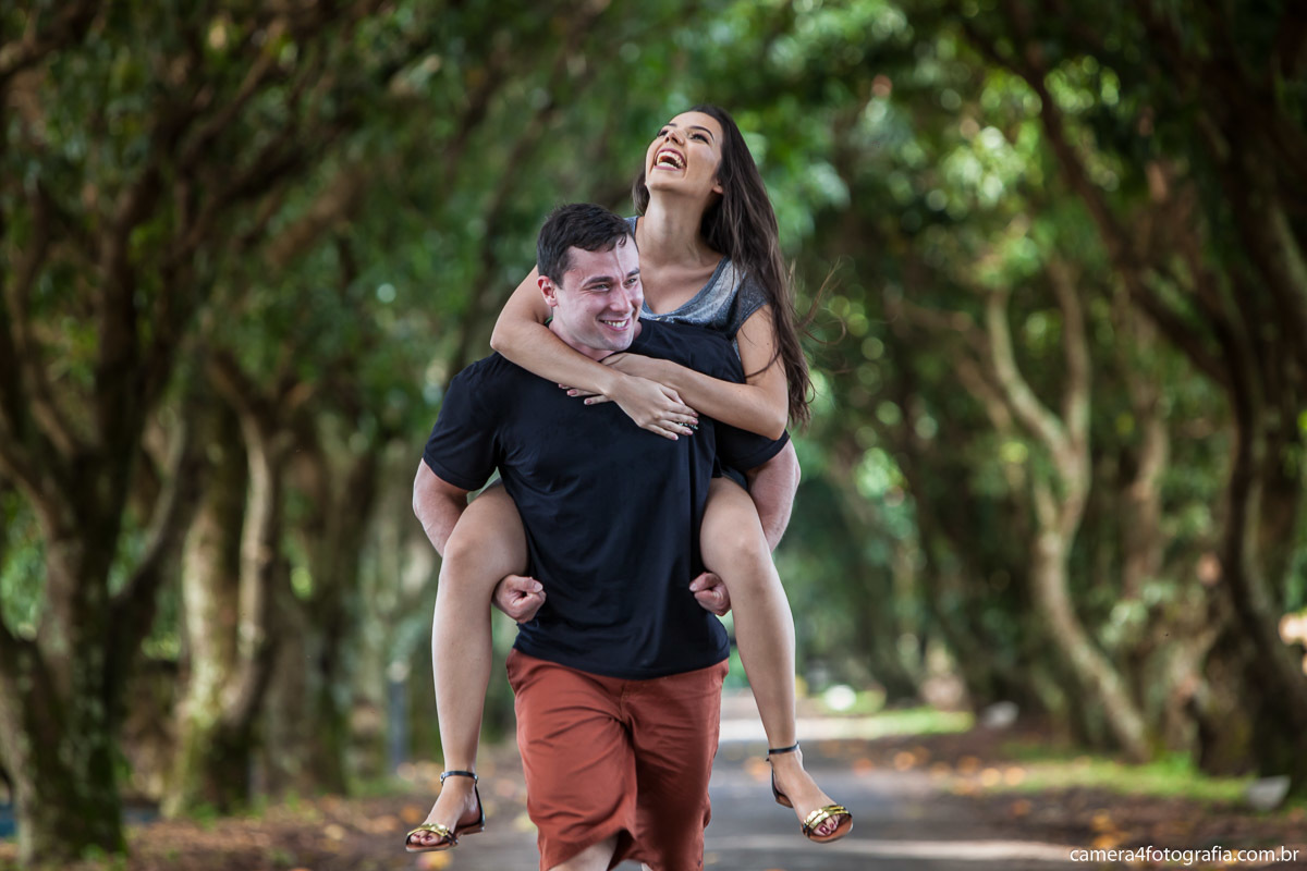 noivo carregando a noiva durante as fotos do ensaio fotográfico pré casamento