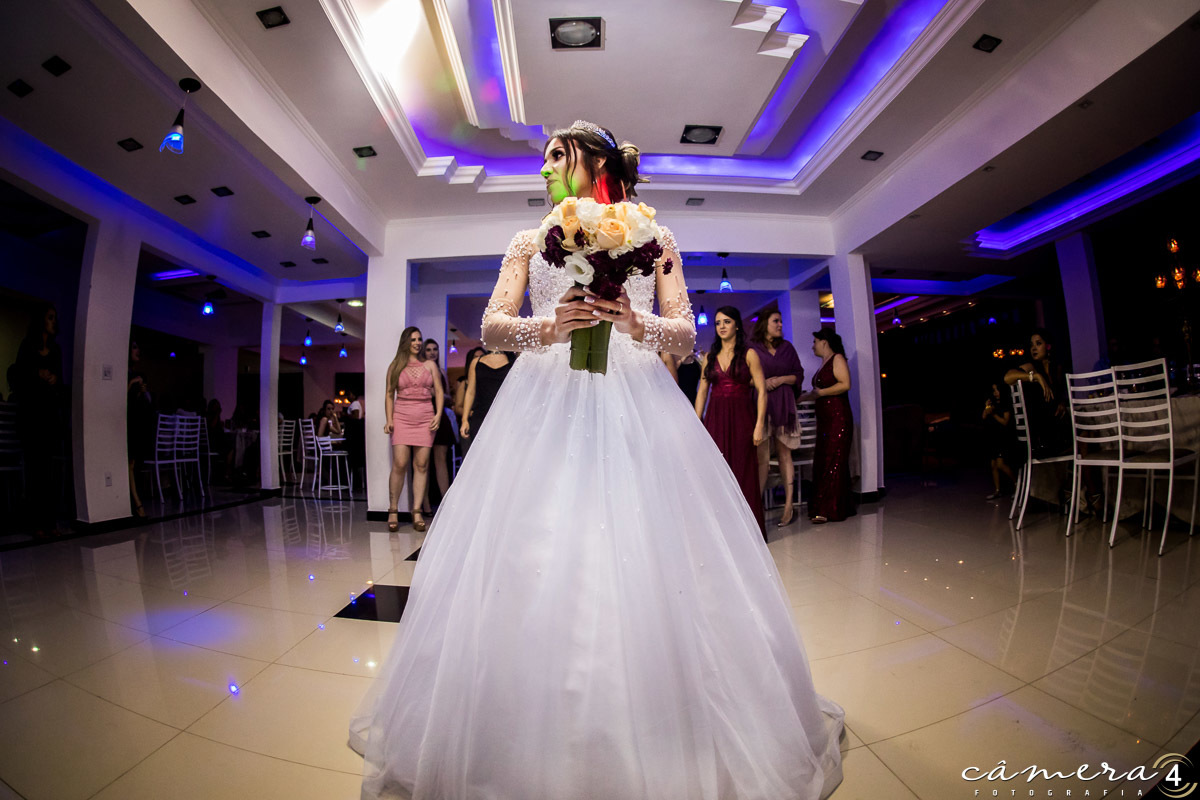 noiva jogando o buquê