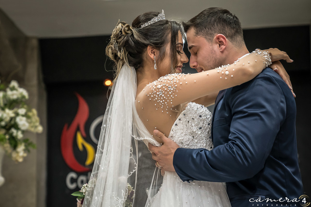 beijo do noivos no casamento