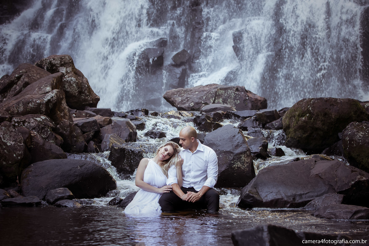 noivos na cachoeira durante o ensaio pre casamento em águas de santa bárbara