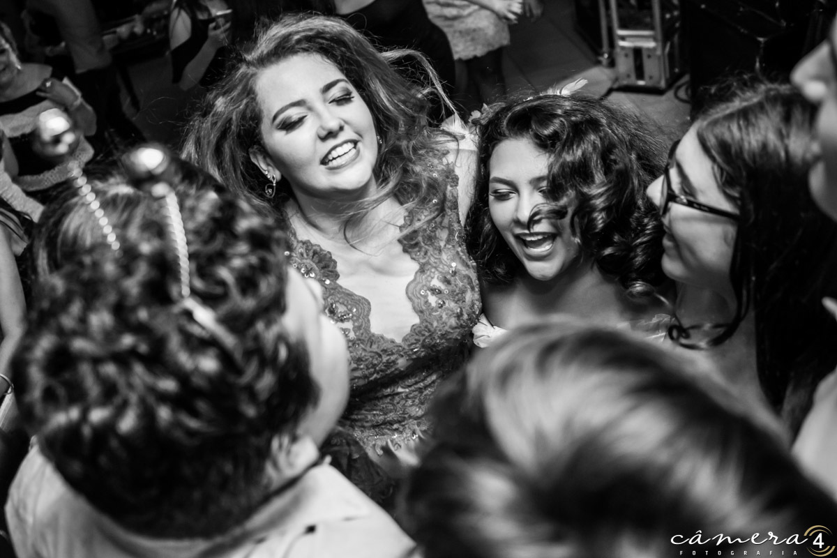 debutante dançando na festa de aniversário de 15 anos