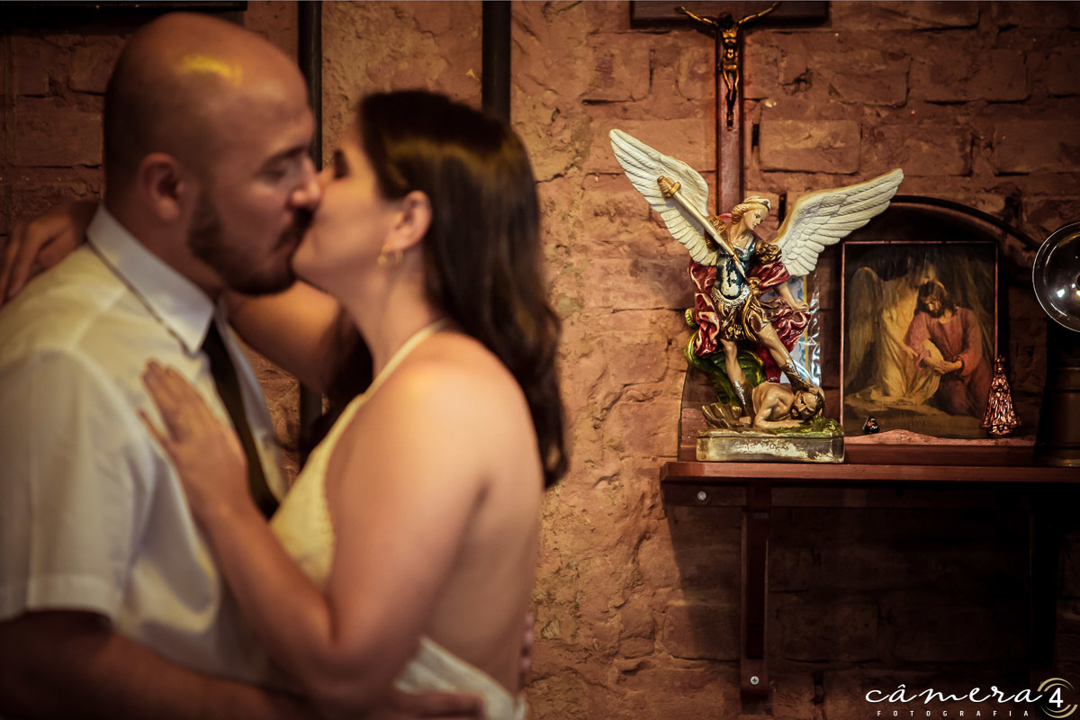 noivos se beijando durante o ensaio pre wedding no bar
