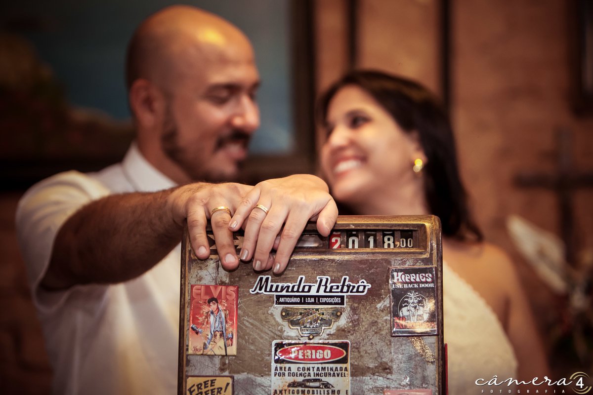mãos dos noivos no ensaio pre casamento no bar