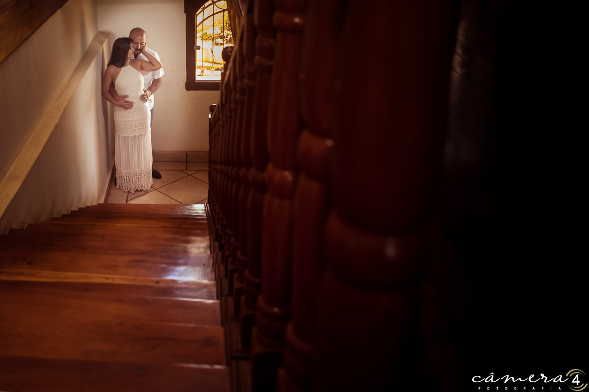noivos na escada durante o ensaio pré wedding