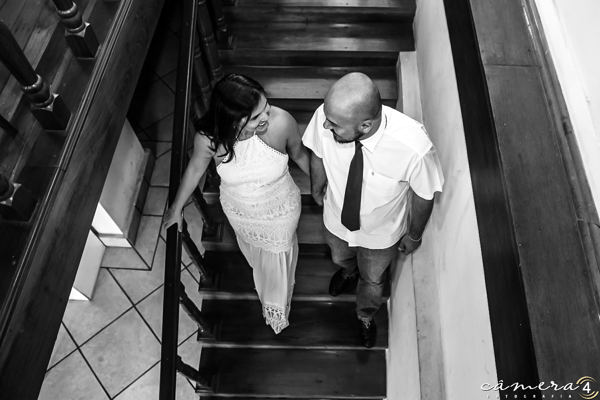 noivos na escada durante o ensaio pré casamento