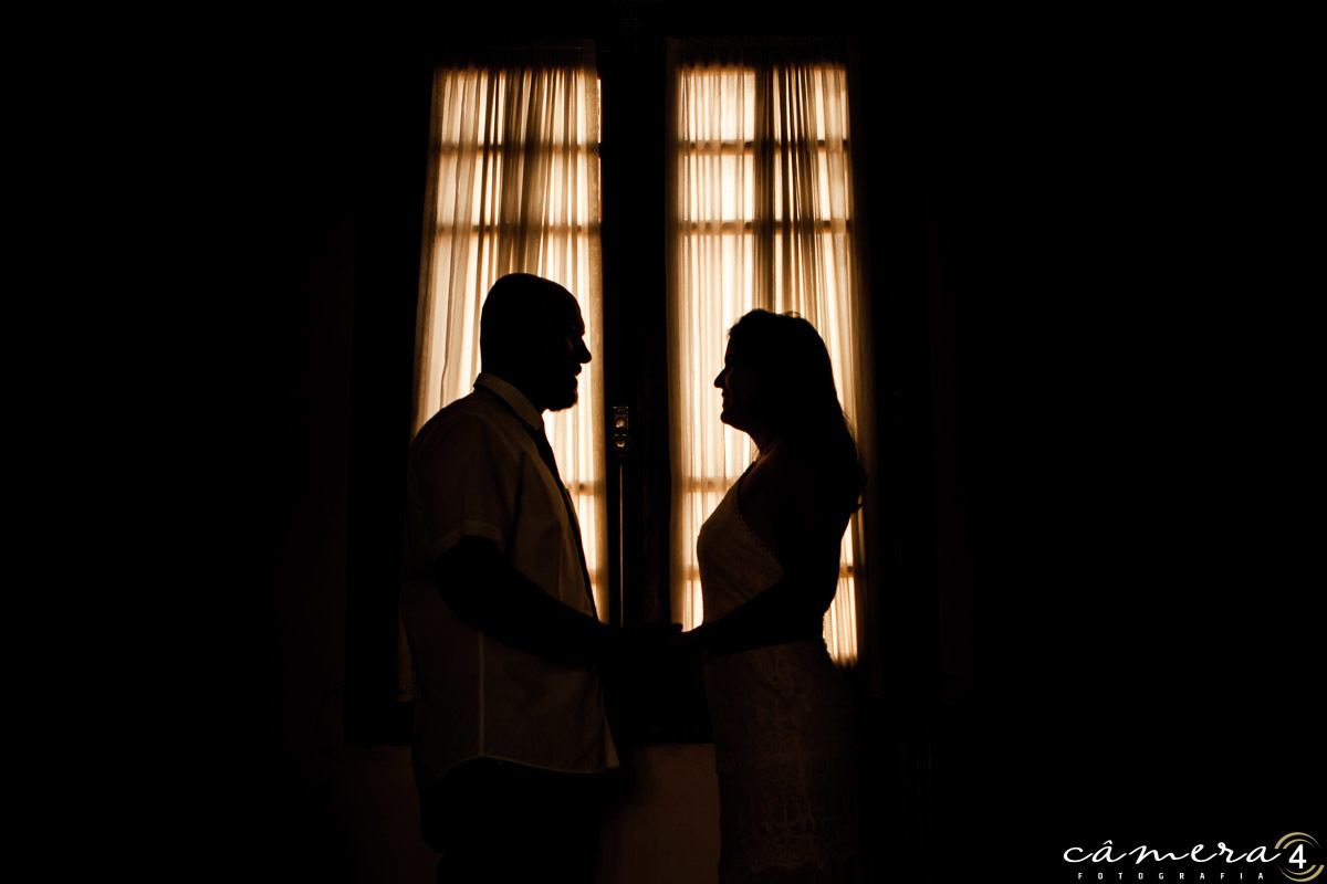 noivos na janela durante o ensaio pré casamento