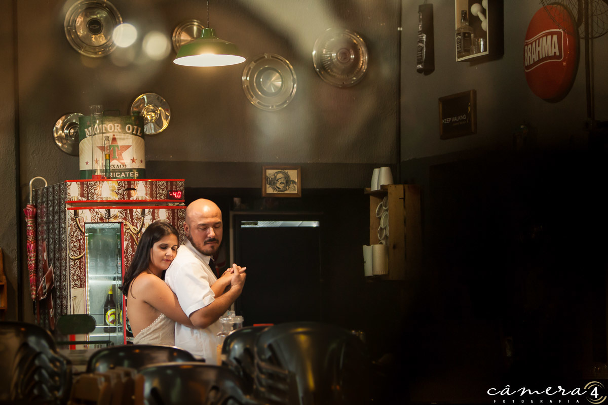 noivos durante o pre wedding no bar