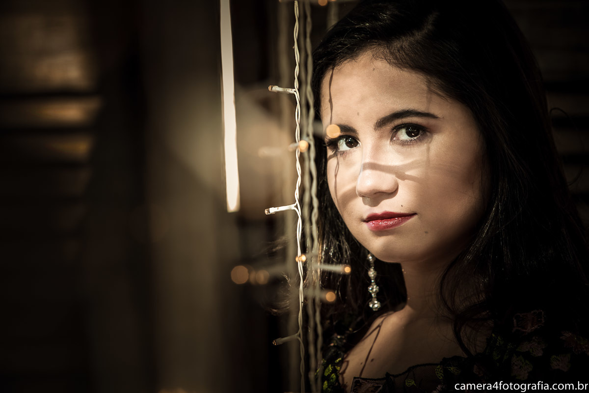 olhar da aniversariante durante o ensaio pre aniversario de 15 anos