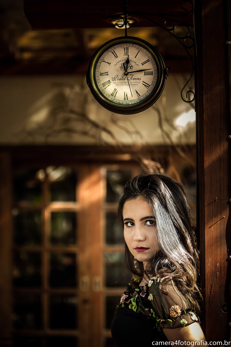 debutante durante o seu ensaio pre aniversario de 15 anos em baixo do relógio