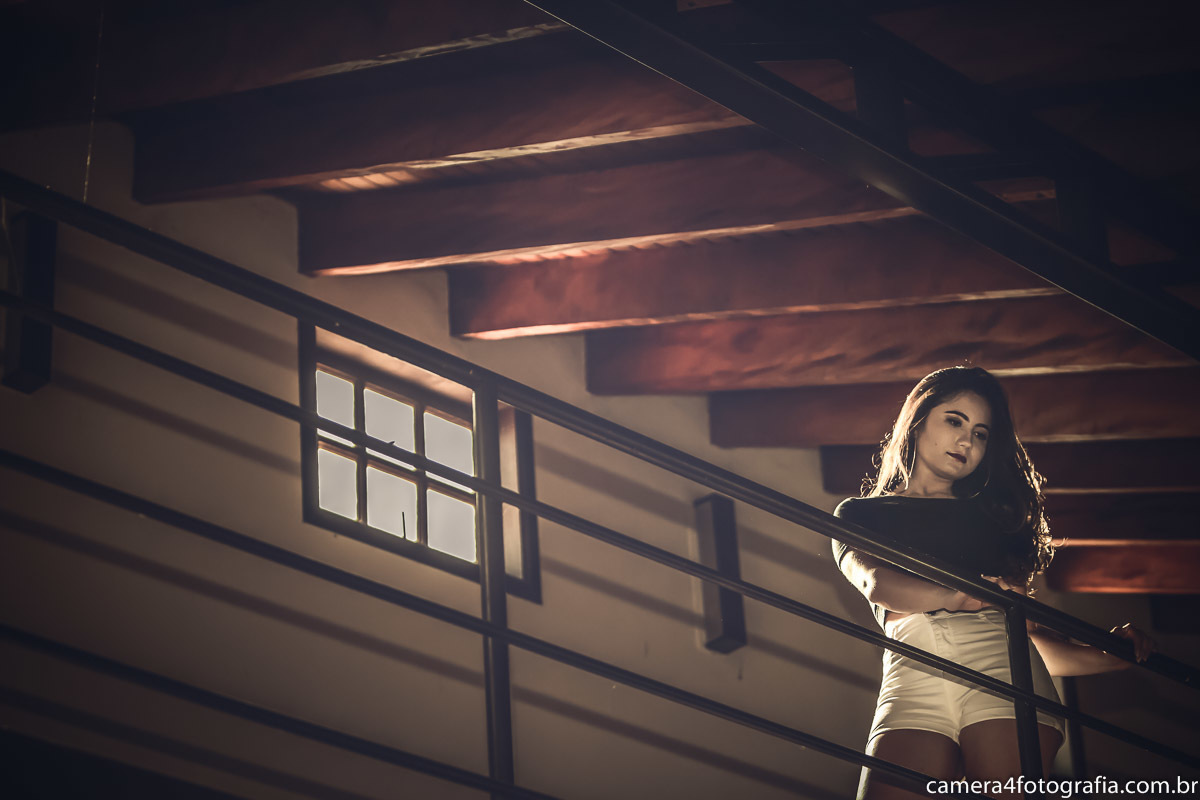 foto da aniversariante no ensaio pre aniversário durante o ensaio de 15 anos