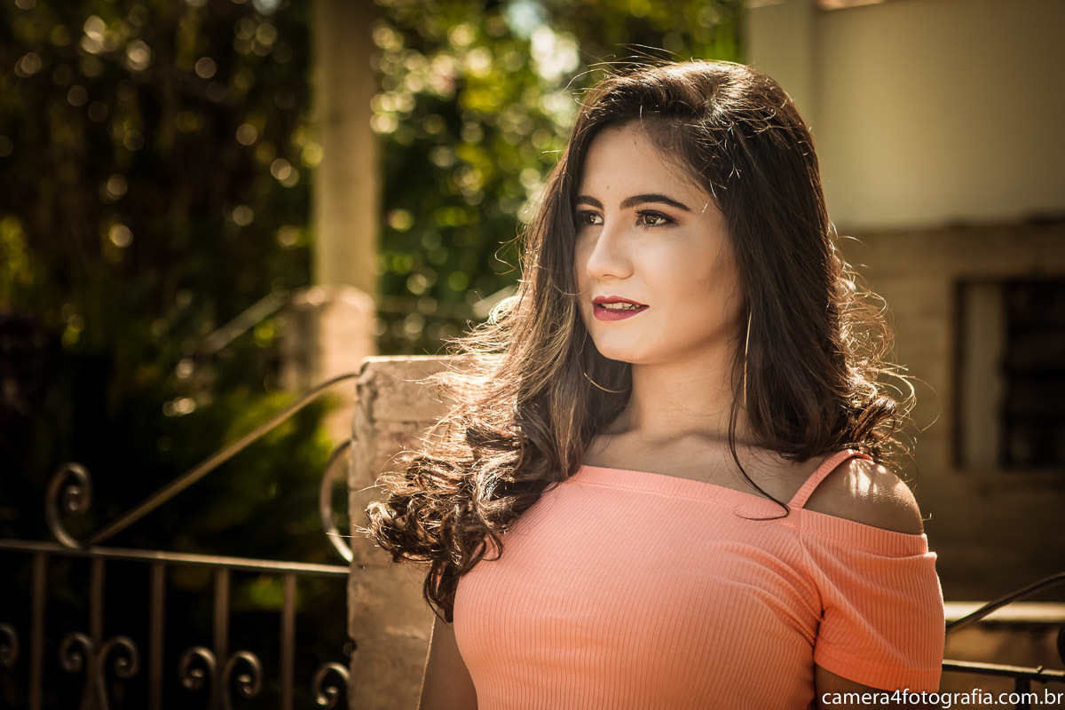 aniversariante olhando para a natureza durante o ensaio pré aniversário de 15 anos