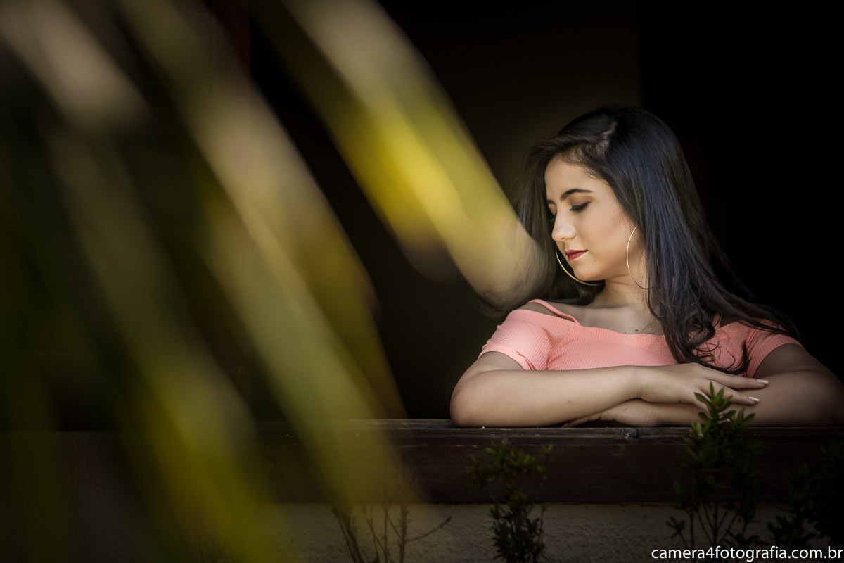 debutante no ensaio pre aniversario de 15 anos na natura debruçada na janela