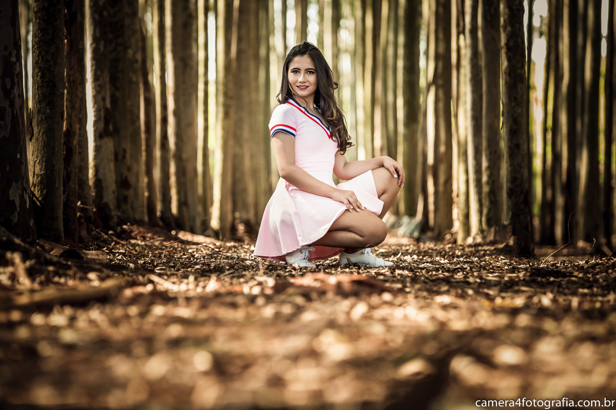 debutante no ensaio de 15 anos na natureza