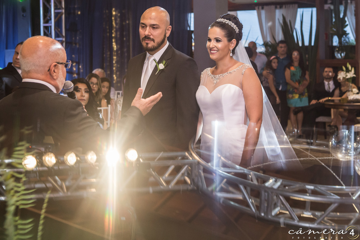 noiva e noivo durante a cerimônia de casamento