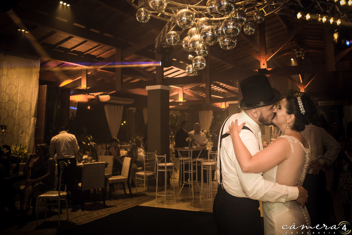 noivos dançando na pista do casamento