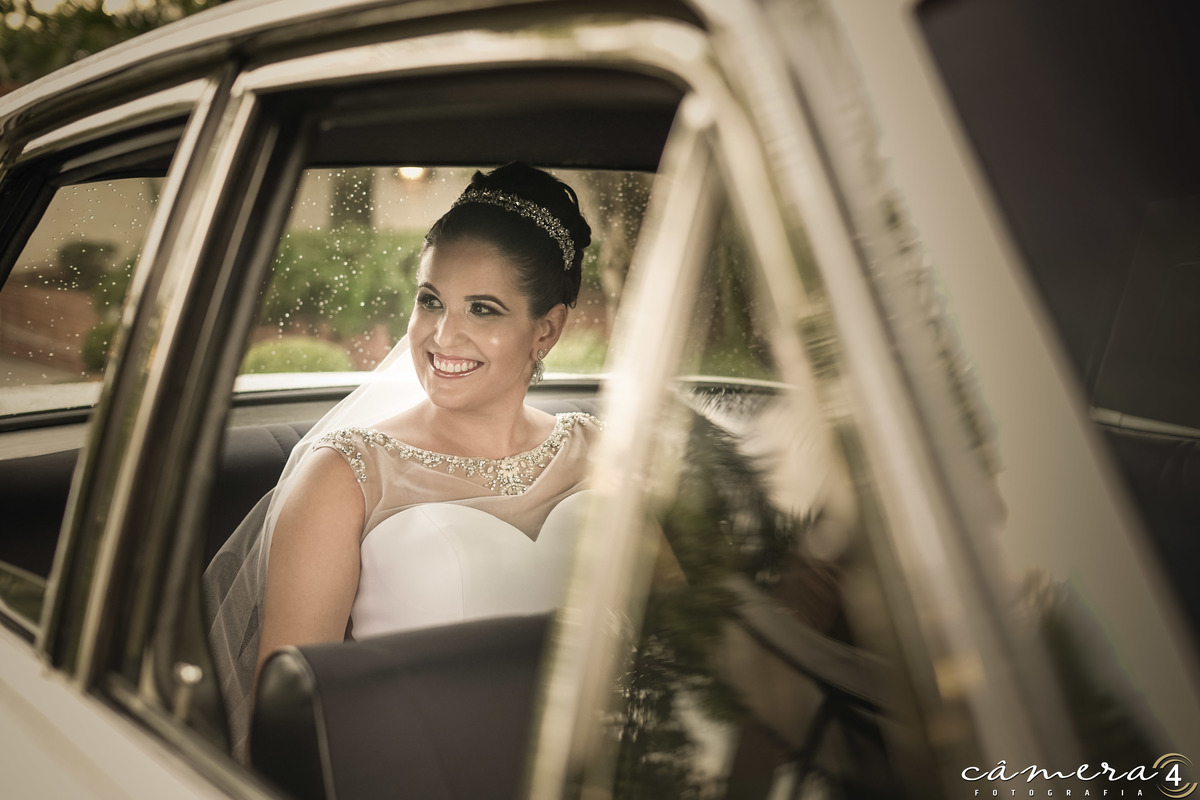 foto da noiva no carro de noiva