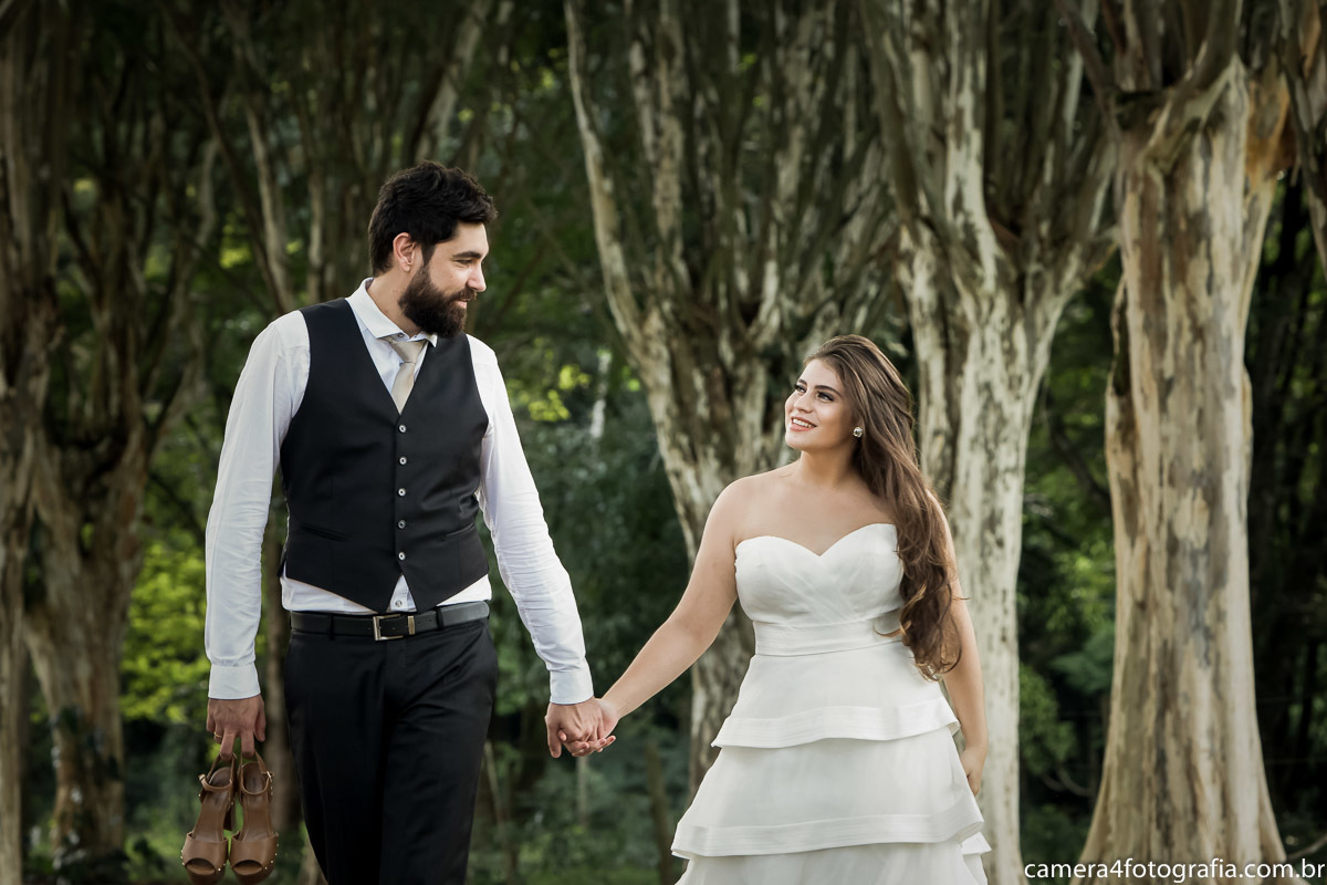 noivos caminhando no jardim, durante o ensaio pré casamento